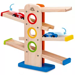 Drevená hra auta na svahu