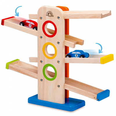 Dřevěná hra auta na svahu 